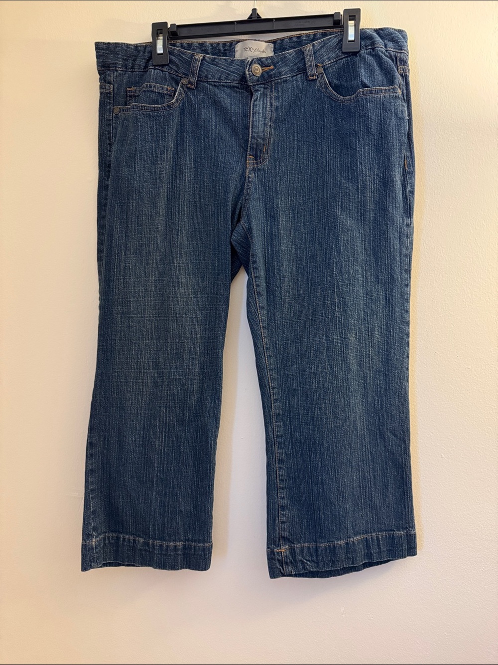 TEX BY MAX AZRIA Blue Denim Capris